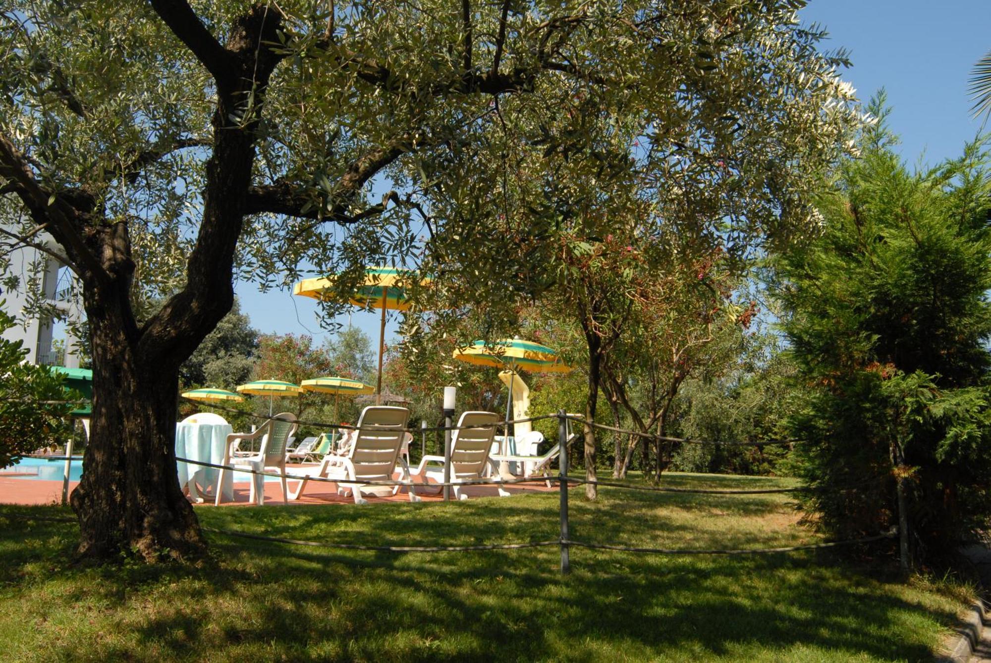 Hotel Parco Degli Ulivi Scerne Екстер'єр фото