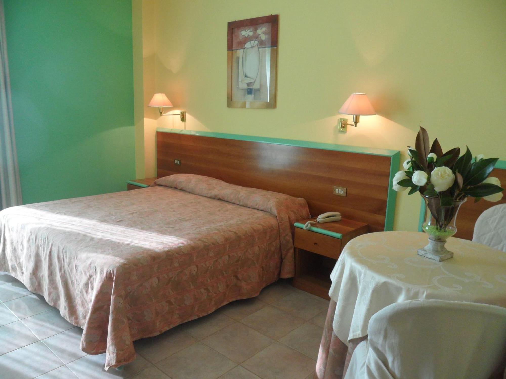 Hotel Parco Degli Ulivi Scerne Екстер'єр фото