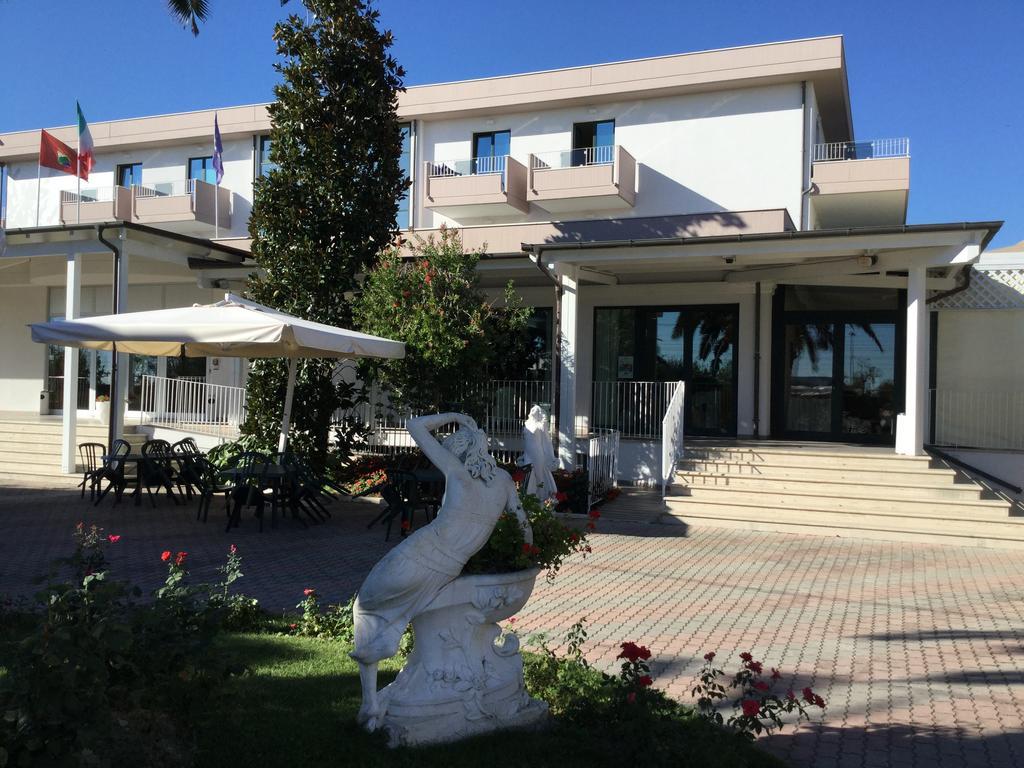 Hotel Parco Degli Ulivi Scerne Екстер'єр фото