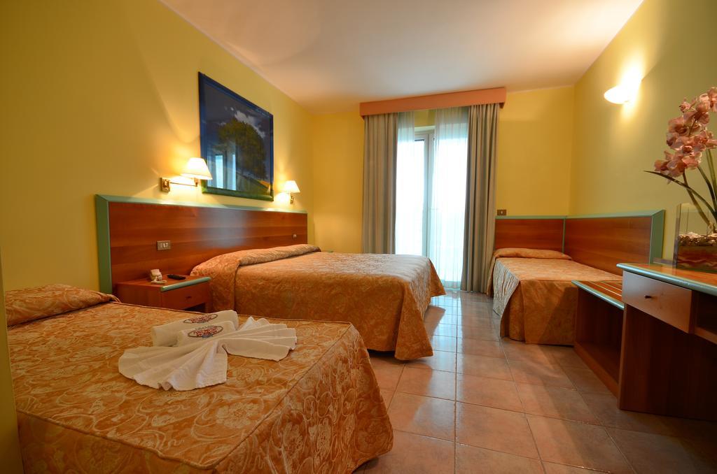 Hotel Parco Degli Ulivi Scerne Екстер'єр фото