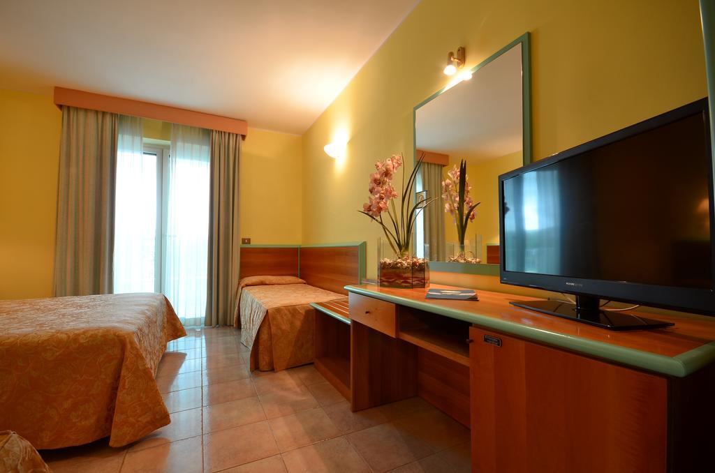 Hotel Parco Degli Ulivi Scerne Екстер'єр фото