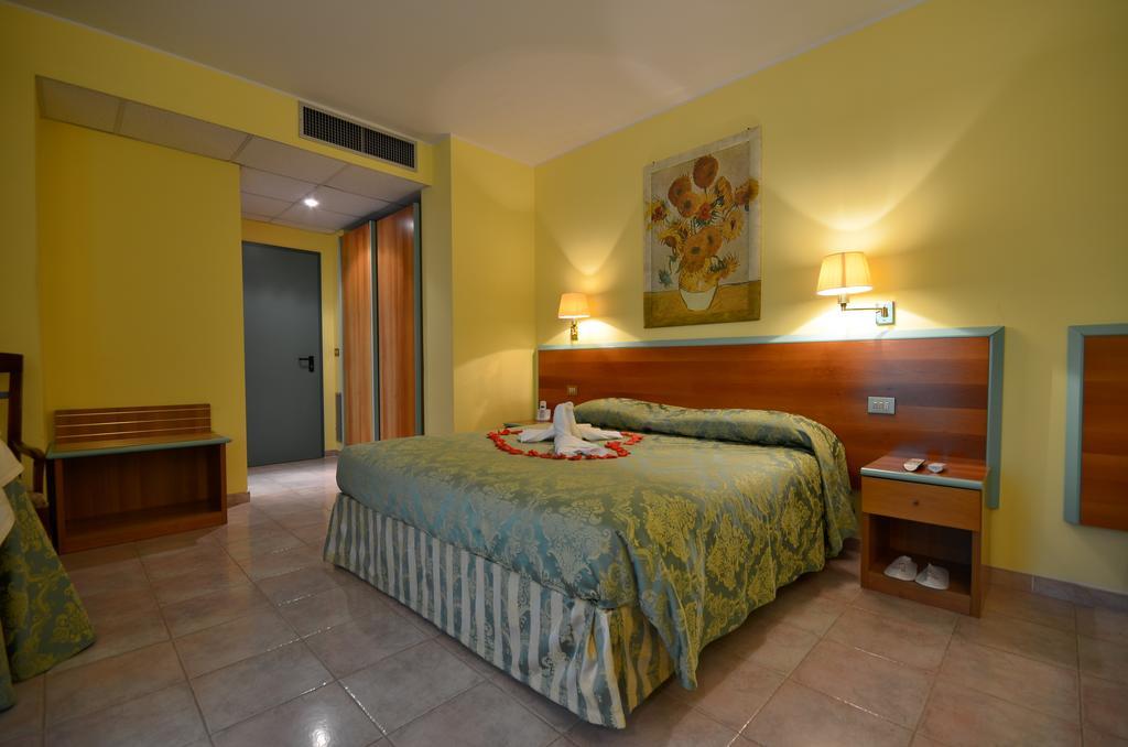 Hotel Parco Degli Ulivi Scerne Екстер'єр фото