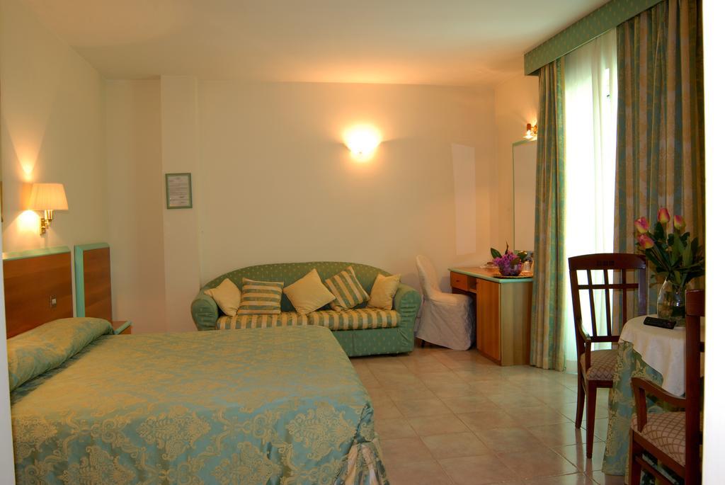 Hotel Parco Degli Ulivi Scerne Екстер'єр фото