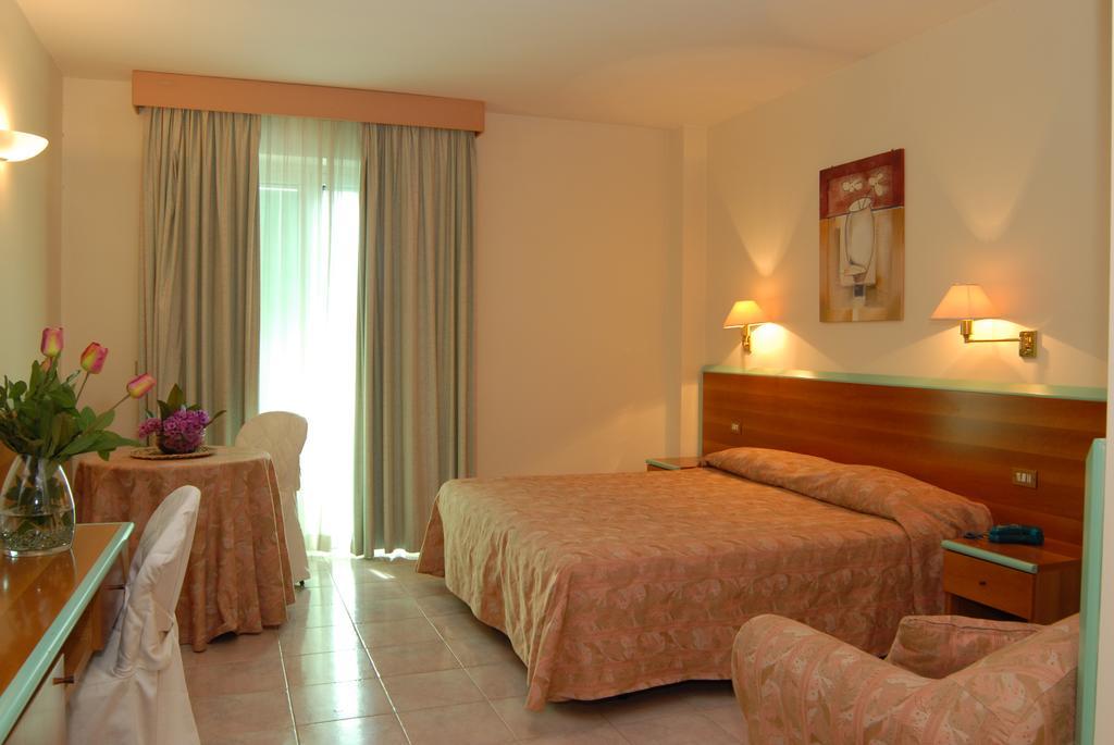 Hotel Parco Degli Ulivi Scerne Екстер'єр фото