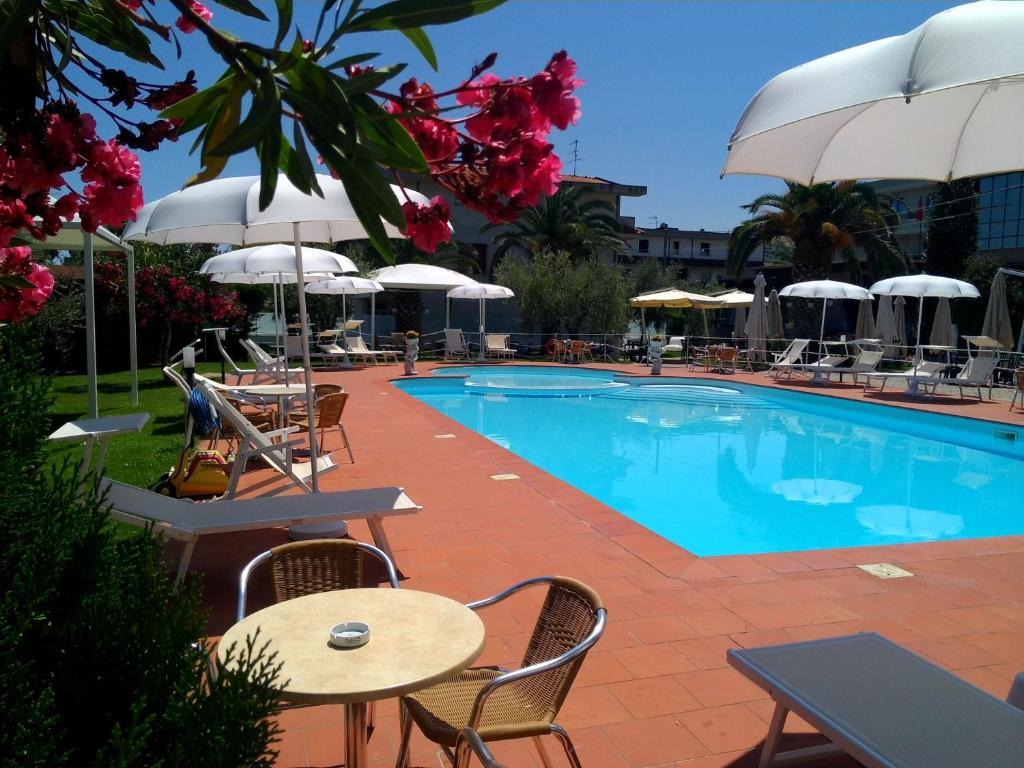 Hotel Parco Degli Ulivi Scerne Екстер'єр фото